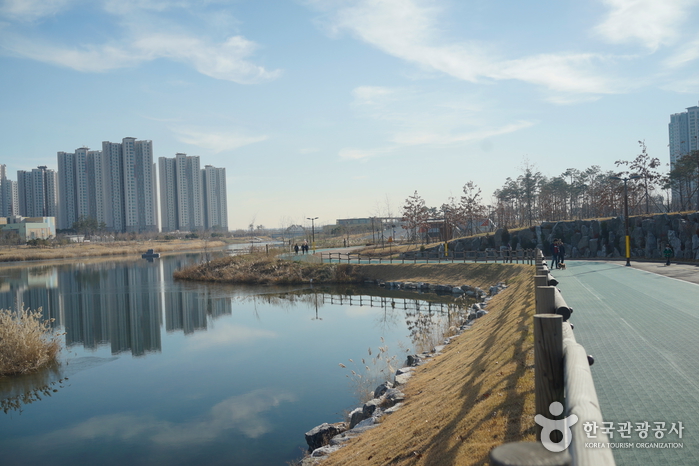 Cheongna Lake Park (청라호수공원) Cheongna Lake Park (청라호수공원)
