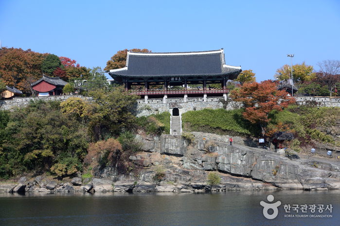 Chokseongnu Pavilion (촉석루) Chokseongnu Pavilion (촉석루)