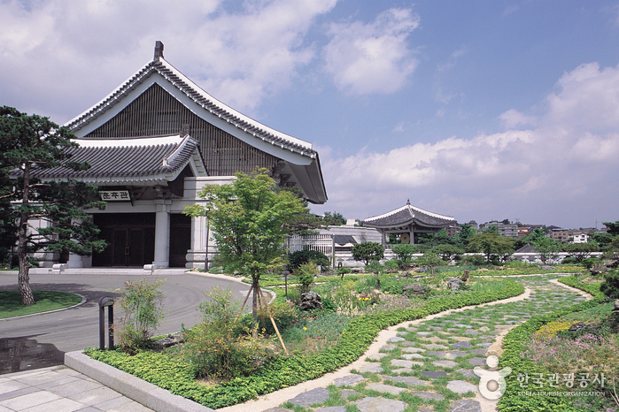 Cheong Wa Dae (Blue House) (청와대) Cheong Wa Dae (Blue House) (청와대)