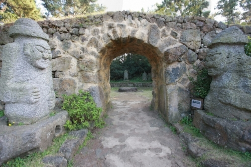 Bukchon Dol Hareubang Park (북촌 돌하르방공원) Bukchon Dol Hareubang Park (북촌 돌하르방공원)