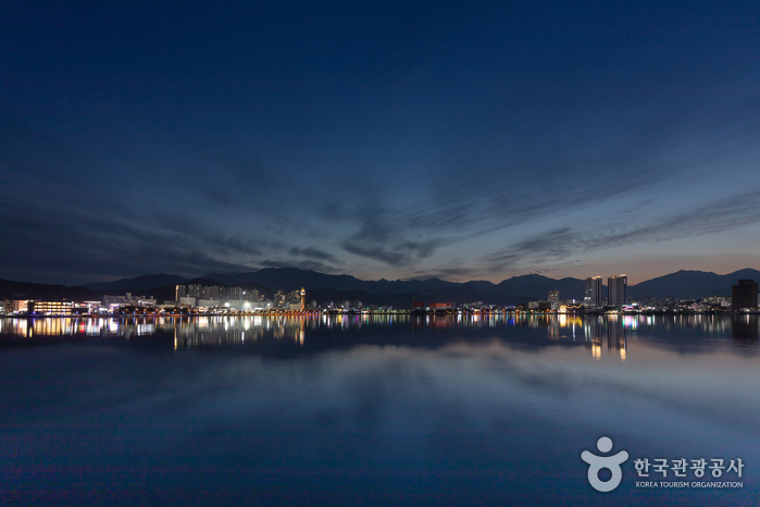 Cheongchoho Lake (청초호) Cheongchoho Lake (청초호)