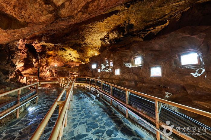 Cheongok Golden Bat Cave (천곡황금박쥐동굴) Cheongok Golden Bat Cave (천곡황금박쥐동굴)