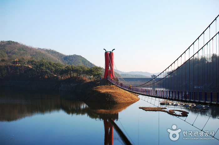 Cheonjangho Lake (천장호) Cheonjangho Lake (천장호)