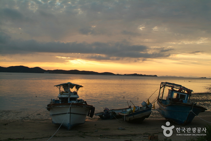 Anak Beach (안악해수욕장)