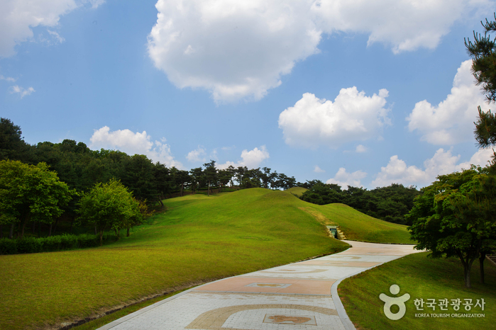Parc des tumuli de Songsanri et tombe royale de Muryeongwangneung (patrimoine de l'Unesco) (송산리 고분군과 무령왕릉 [유네스코 세계문화유산])