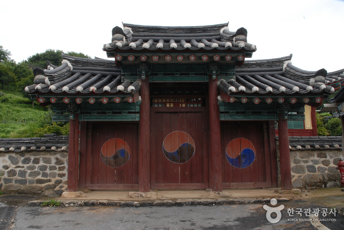 Konfuzianische Schule Jeonuihyanggyo (전의향교)