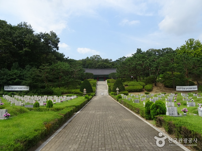 国立4.19民主墓地（국립4.19민주묘지）