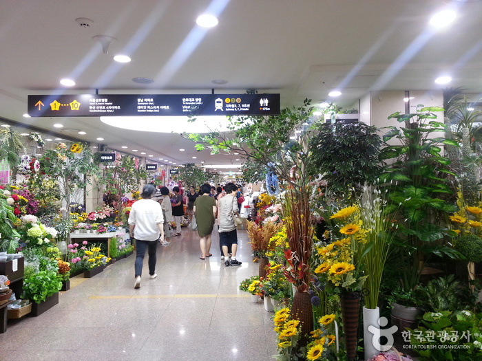 Оптовый цветочный рынок на терминале экспресс-автобусов (고속터미널 꽃도매상가)