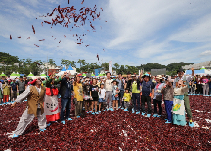 Фестиваль красного перца в уезде Квесан (괴산고추축제)