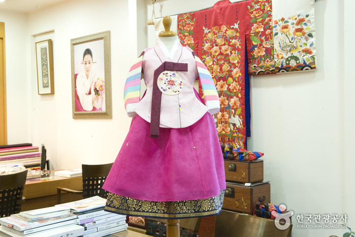 Магазин традиционного костюма ханбок и постельных принадлежностей HanSoonRye (한순례한복침구)