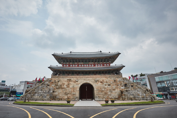 Ворота Пхальдальмун в крепости Хвасон в Сувоне (팔달문)