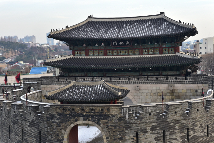 Ворота Чананмун в крепости Хвасон (장안문)