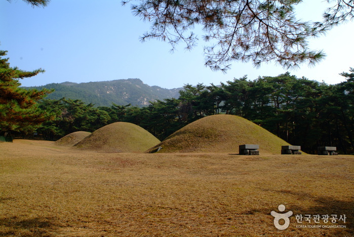 Три королевские гробницы в районе Самнын в Кёнчжу (경주 배동 삼릉)