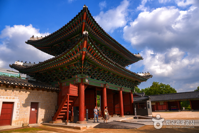 Ворота Хонхвамун во Дворце Чхангёнгун (창경궁 홍화문)
