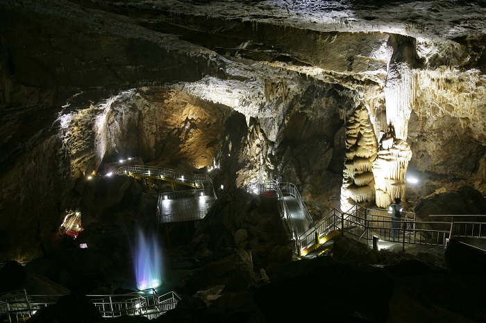Пещера Хваам (Национальный геологический парк Косэндэ) (화암동굴 (강원고생대 국가지질공원))