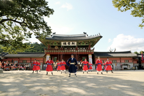Показательные выступления по 24 боевым искусствам у дворца Хэнгун (무예24기 시범공연)