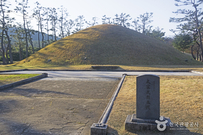 Гробница и надгробный памятник короля Муёль в Кёнчжу (경주 무열왕릉, 태종무열왕릉비)