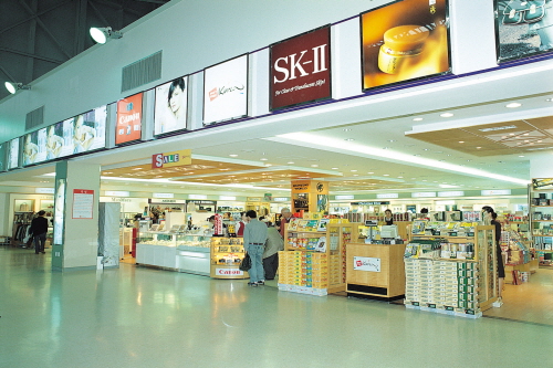 Магазин дьюти фри в аэропорту Кимхэ в Пусане (롯데면세점-김해공항점)