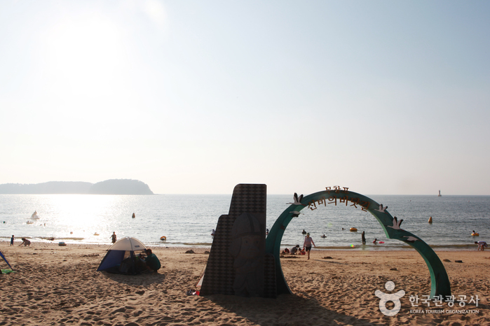 Фестиваль загадочного морского побережья Мучханпхо (무창포 신비의 바닷길축제)