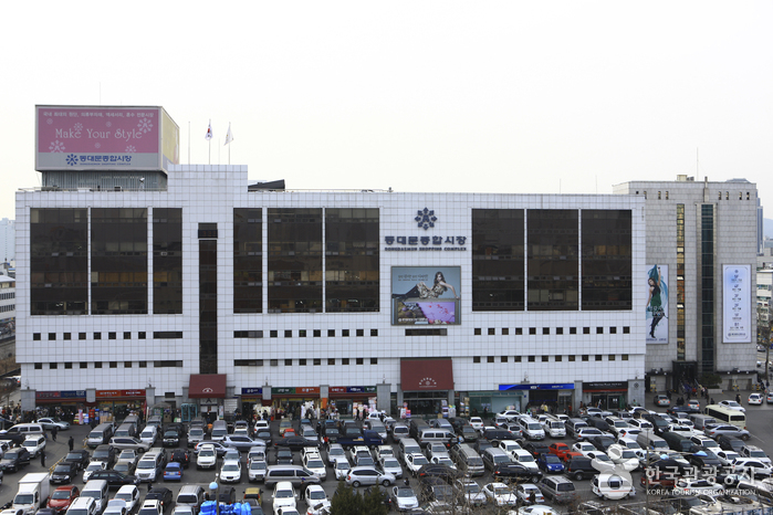 Рынок и торговый городок Тондэмун (동대문 종합시장·동대문 쇼핑타운)