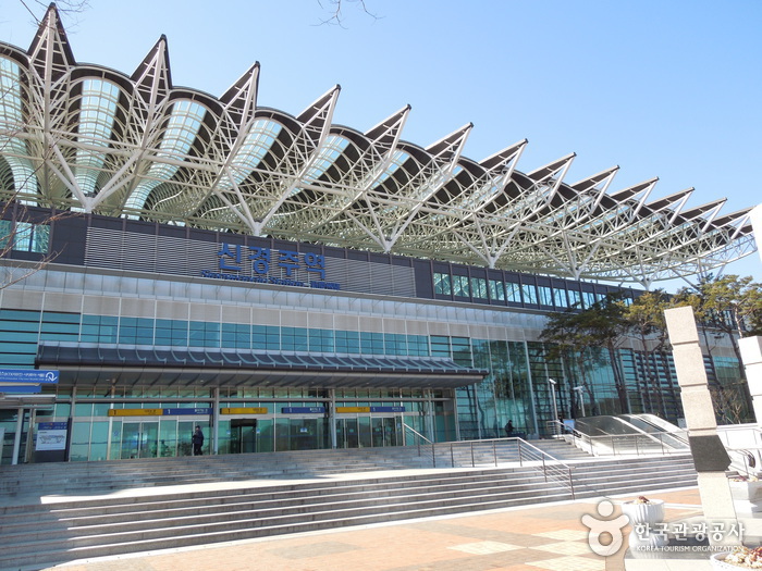 Новый железнодорожный вокзал в Кёнчжу (신경주역)