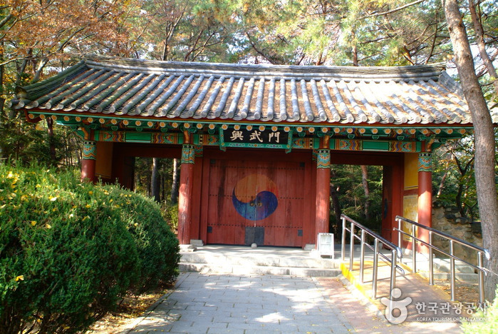 Гробница генерала Ким Ю Сина (경주 김유신묘)
