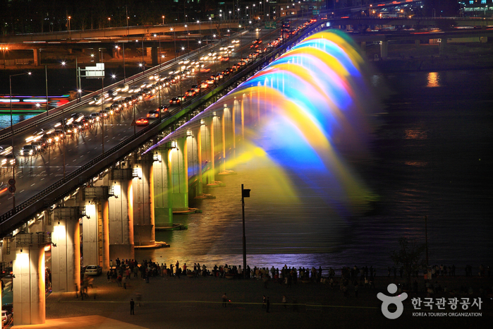 Радужный фонтан на мосту Панпхо дэгё (반포대교 달빛무지개 분수)