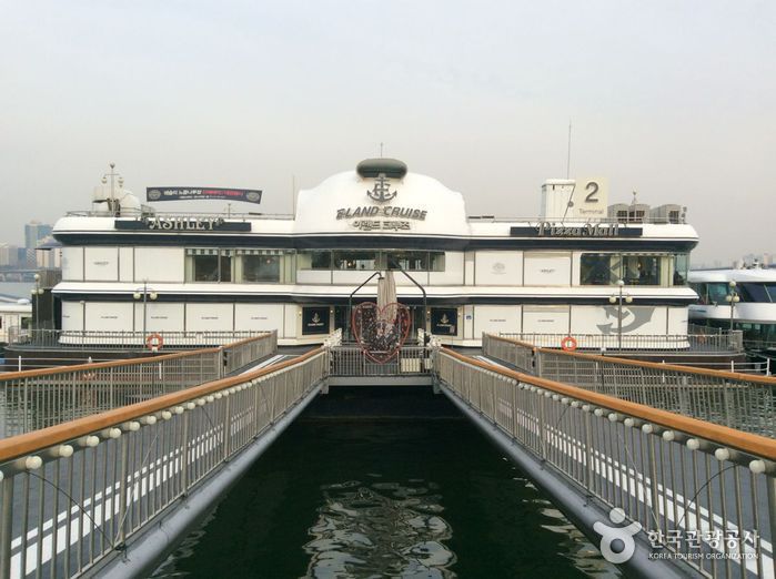 Экскурсионные теплоходы по реке Ханган Eland Cruise (이랜드크루즈 (한강유람선))