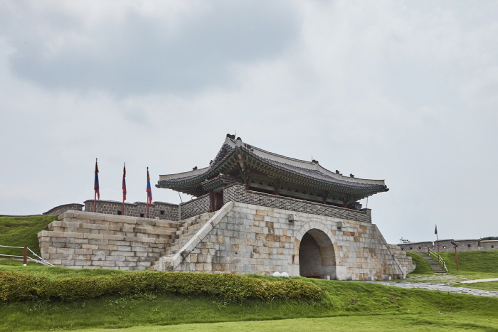 Ворота Чханнёнмун в крепости Хвасон в Сувоне