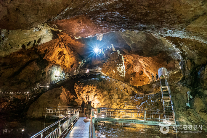 Cueva Hwanseongul (Área de Cuevas de Daei-ri) (환선굴 (대이리 동굴지대)) Cueva Hwanseongul (Área de Cuevas de Daei-ri) (환선굴 (대이리 동굴지대))